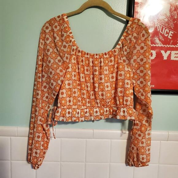 Madden NYC Bohmian Cropped Floral Keyhole Top with Long Sleeves Size Medium - Picture 8 of 12